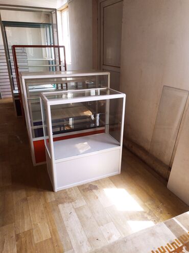 торговые стеллажи бу: Витрина ДиА две полки высота 0,9 ширина 0,75