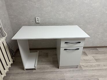 study table: Компактный письменный/компьютерный стол белого цвета. - Прямая — 2