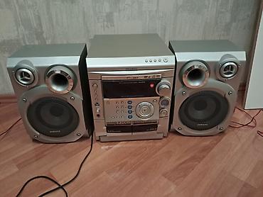 kohnə radio: Samsung mini Hi‑Fi audio sistemi – iki akustik kolon və əsas bloku ilə — 1