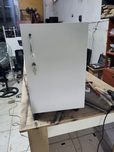 tek sfaner: Yeni, Açılan, 1 qapı Düz dolab