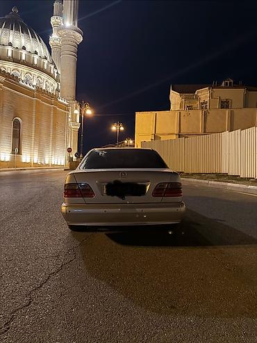 Mercedes-Benz E-Class: 2.2 l | 2000 il Sedan