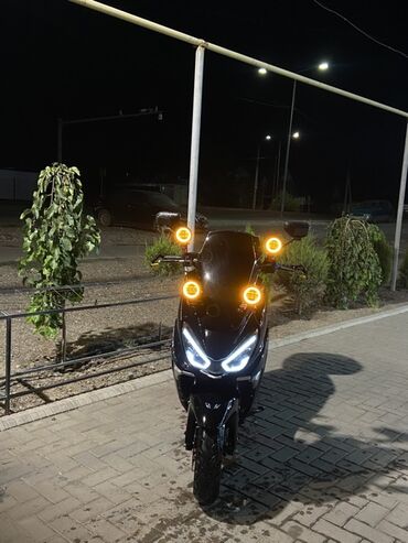 цены на мотоциклы: Черный скутер Yamaha MT-0 с характерными светодиодными фарами. Оснащен