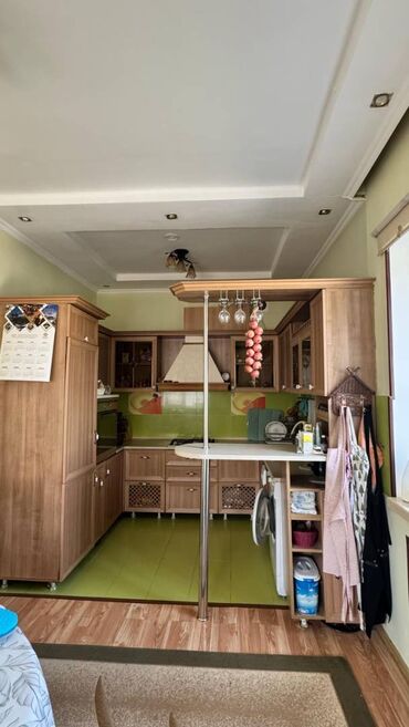 юношеский гарнитур: Продаю угловой кухонный гарнитур в классическом стиле. Материал —