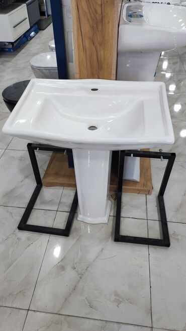 Ayaq üstə dayanan, ağ rəngli, keramika materialından hazırlanmış
