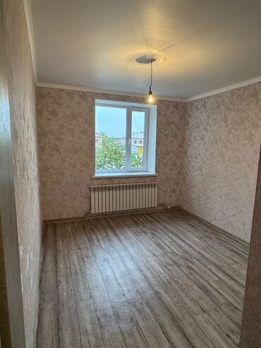 квартира на ночь бишкек количество мест 4: 3 комнаты, 60 м², 105 серия, 2 этаж, Косметический ремонт