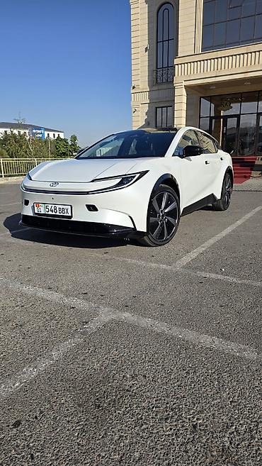 byd e3: Toyota bZ5: 2026 г., Электромобиль, Лифтбек — 1