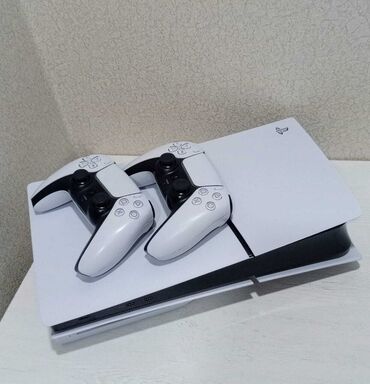 ps5 konsol: Ağ rəngli PlayStation 5 oyun konsolu iki ədəd DualSense idarəetmə