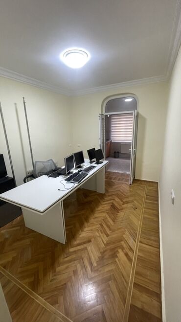 Ofislər: Ofis sahəsi – işə hazır, mebellə və texnika ilə təchiz olunmuş — 3