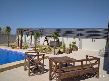 Hovuzlar: Hovuz olan həyət evi. Ərazidə istirahət üçün günəş çarpayıları, stol — 8