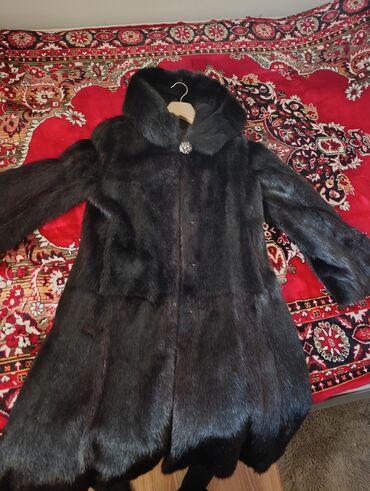 шубу из искусственного меха: Шуба из темного натурального меха с капюшоном. Прямой силуэт до