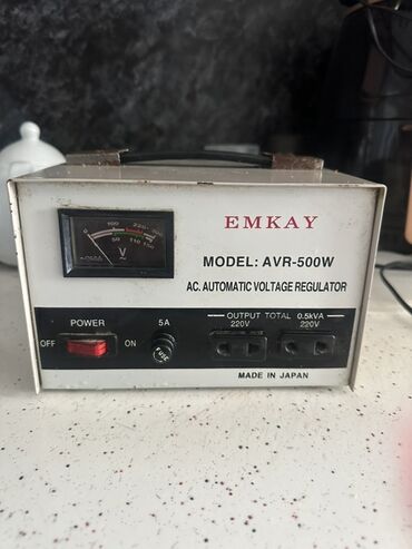 Lampalar: Emkay AVR-500W modeli, 0.5 kVA ümumi çıxış gücünə malik avtomatik