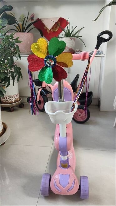 Другие товары для детей: Детский самокат в розовом и синем цвете новый.
в хорошем качестве!