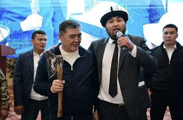 нож топор: Топор с деревянной рукояткой и металлическим лезвием. Рукоятка