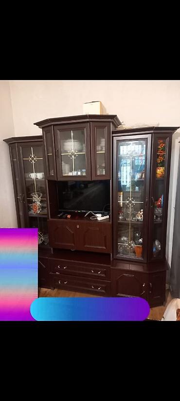 salon ucun skaf: - Material: tünd qəhvəyi rəngdə laminat/MDFlam görünüşlü korpus, şüşə — 1