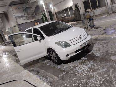 машина бемв: Белый городской хэтчбек Toyota Ist, отличающийся компактностью и
