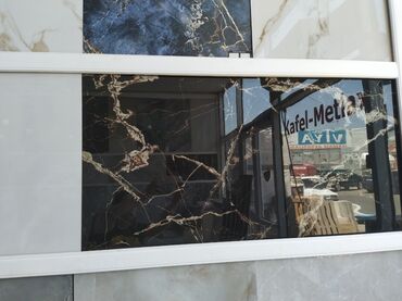 qara un: Qara mərmər effektli, damarlı səthə malik keramik plitələr. Divarlarda
