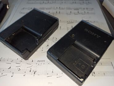 dve tunike kompletu komad: SONY punjaci za baterije model: BC-CSGB Za fotoaparate dve punjaca u