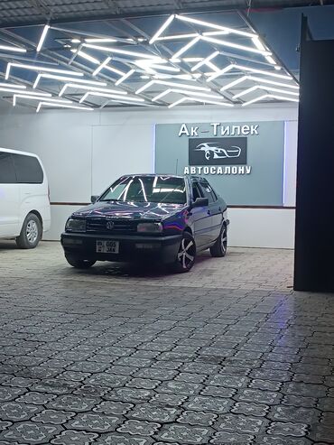 купить зикр в бишкеке: Volkswagen Vento: 1992 г., 1.8 л, Механика, Газ, Седан