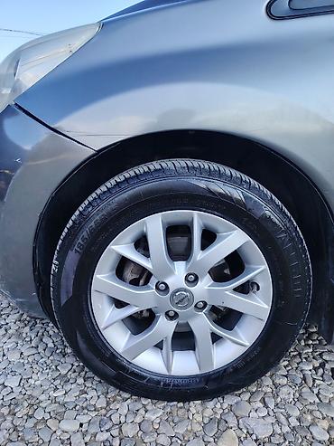 Nissan: Nissan Note Medalist (JDM), boz rəng, hatchback gövdə. Texniki — 20