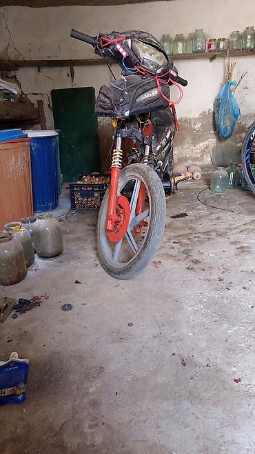 2 el traktor: Qara rəngli moped/skuter tipli motosiklet. Şəhərdaxili və qısa — 3