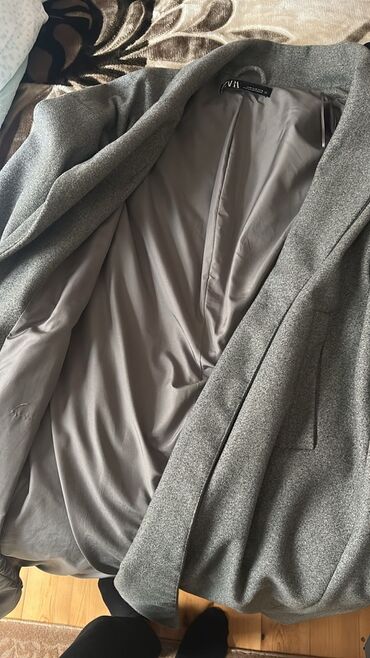 Kurtkalar: Qışlıq üst geyimlər dəsti Zara palto 50 azn Boz balonka 30 azn Xaki — 7