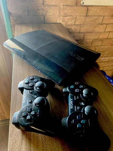 islenmis sobalar: Sony PlayStation 3 oyun konsolu və iki ədəd Sony DualShock 3 oyun