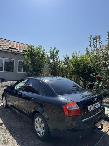 маленькая машина: Черный седан Audi A4 с двигателем объемом 2.0 литра. Автомобиль имеет