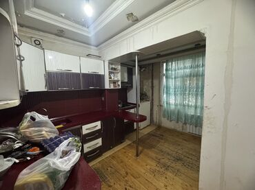 Uzunmüddətli kirayə mənzillər: Təcili satılır !!! 9mərtəbəli binanın 1ci mərtəbəsi. Ev köhnə — 9