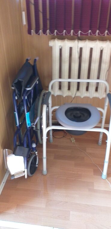 Медицинская мебель: Кресло -туалет, новые 4500 сом и инвалид.коляску 13000 сом