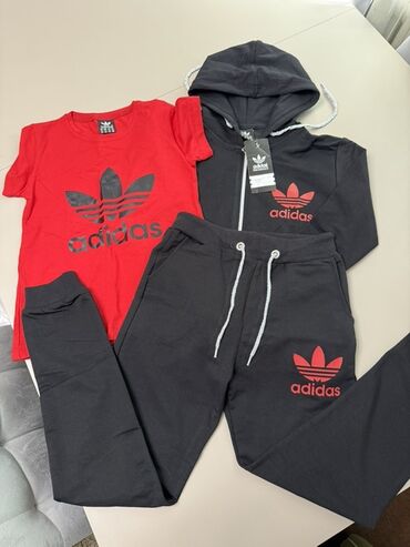 штаны клеш: Костюм adidas, що включає чорну худі на блискавці, чорні спортивні