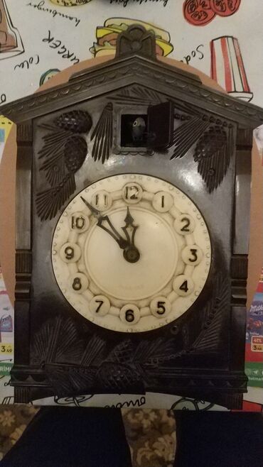 наручные часы: Часы -кукушка,послевоенные. С гирьками,маятником. В отличном
