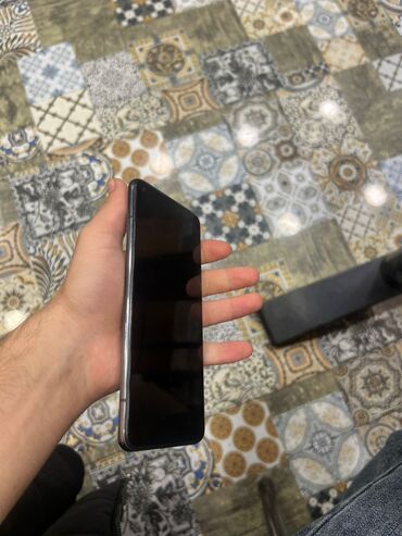 Digər mobil telefonlar: Smartfon – metal çərçivə, parlaq boz/gümüşü korpus. Korpusun sağ — 5