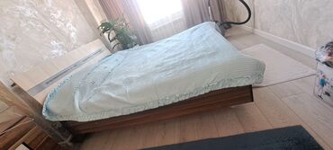 Двуспальные кровати: Двуспальная кровать, Б/у, С матрасом, Другой материал, длина - 180 см