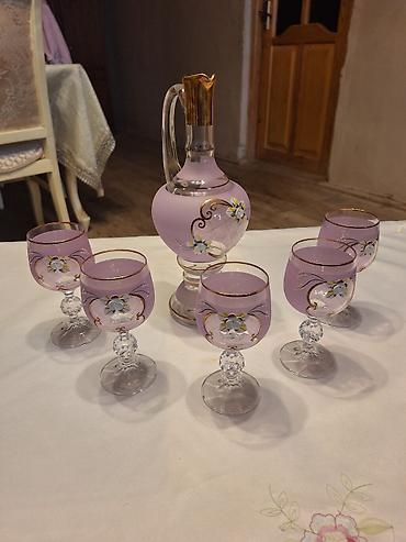 spirtli karton: Bənövşəyi şüşə qrafin və 6 stəkandan ibarət dəst - Material: şüşə - — 1