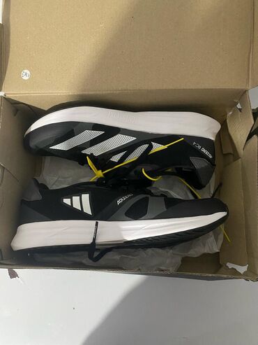 Канцтовары: Adidas оригинал кроссовки 
Очень удобный подоша высокий 
41 размер