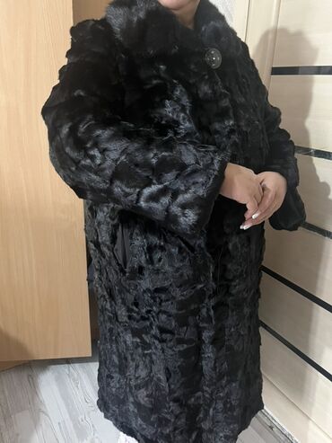 детские шапки с помпонами из натурального меха: Шуба из натурального меха черного цвета. - Крой: прямой, свободный