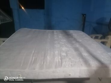 ucuzluq mebel: Ağ rəngdə, üzərində naxışları olan yataq döşəyi. Rahat və keyfiyyətli
