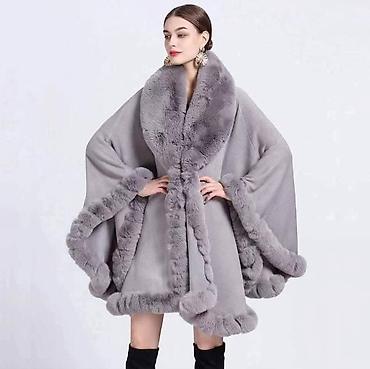 Ponchos: Elegantna plus size pončo-bunda sa krznenim rubom - Kroj: širok — 4