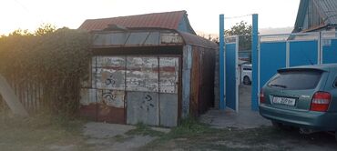 продаю дом аламедин рынок муса жалил: Металлический гараж, подходящий для хранения автомобиля, мотоцикла или