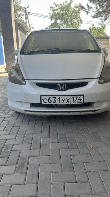 авто с последующим выкупом фит: Белый хэтчбек Honda Fit. Этот компактный автомобиль идеально подходит