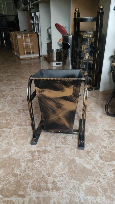 Tullantı qabları: Zibil qabi Tullantı qabi Ferqli çeşidlər mövcuddur Qiymət çeşidinə — 2