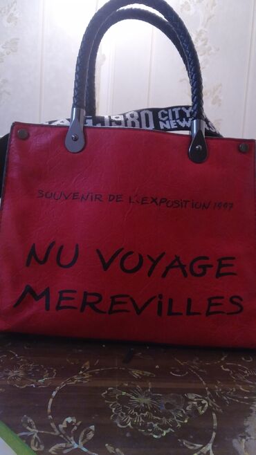 Çantalar: Qırmızı rəngli,yazısı olan çanta.Həm əldə aparmaq,həm çiyinə asmağa