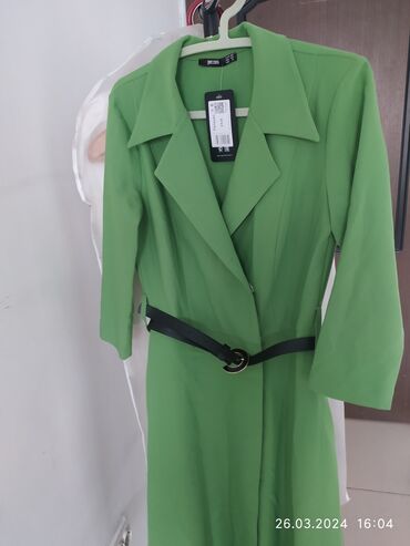отдаю бесплатно: Новое зелёное платье размер между S/M, последний размер поэтому отдаю