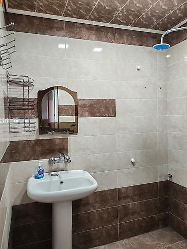 Uzunmüddətli kirayə mənzillər: Mənzilin təsviri: - Zövqlü şəkildə təmir edilmiş, işıqlı zal və yataq — 5