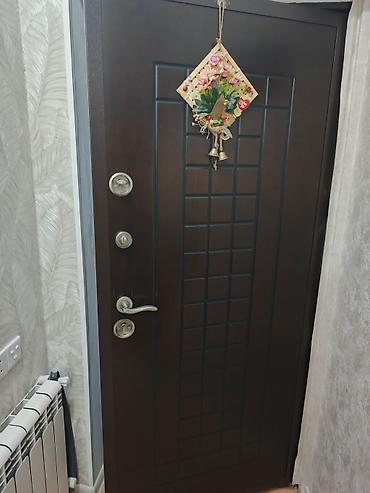 Qapılar və aksessuarlar: Dəmir giriş qapısı – tünd qəhvəyi rəng, klassik dizayn. - Material — 3
