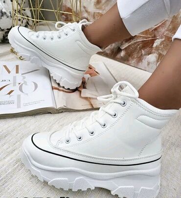 bele duboke cizme: Bоја - Bela
