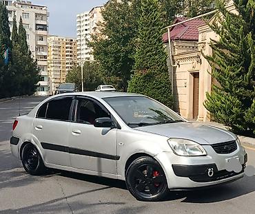 Kia: Kia Rio sedan (gümüşü rəng). Kompakt və sərfəli şəhər avtomobili — 8