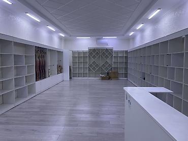 Другое торговое оборудование: Торговое оборудование для магазина одежды/обуви/аксессуаров Состав: - — 2