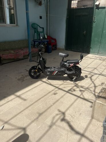 Velosiped ehtiyyat hissələri: Şəhər içi rahat hərəkət üçün elektrik skuter/moped. - Rəng: Qara