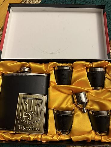esger sekilleri çekmek: Ukrayna temalı hədiyyə dəsti - Tərkib: 1 ədəd cib kolbası (flask), 4 — 1